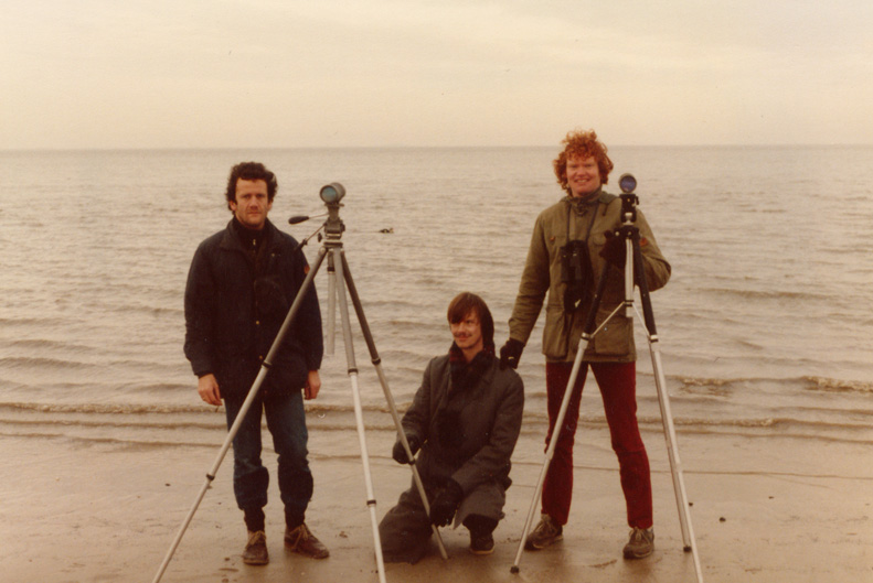 Koningseider-twitch, Texel, 28 december 1981 (fotograaf onbekend). Van links naar rechts Paul de Heer, Gijsbert van der Bent en Arend Wassink, en op de achtergrond de Koningseider Somateria spectabilis